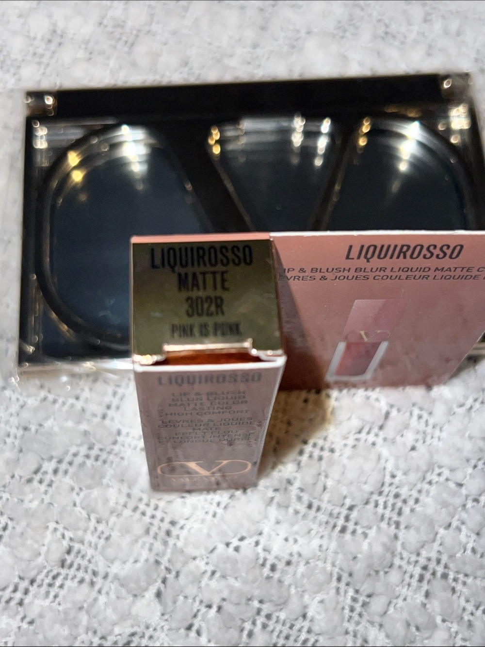 Valentino Beauty Compact Mirror & Valentino Liquirosso Lip & Blush Blur Liquid - Picture 6 of 6